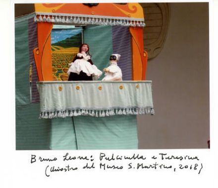 Piccolo palcoscenico con delle marionette