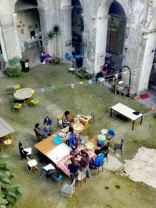 Un tavolo all'interno di un cortile