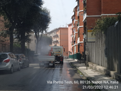 Un operatore mentre pulisce una strada