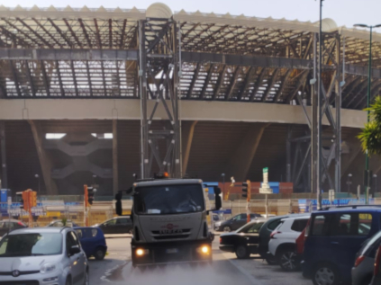 Un operatore mentre pulisce una strada