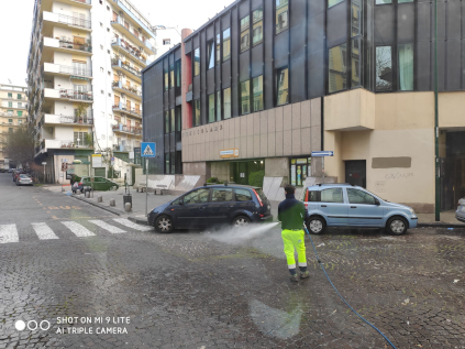 Un operatore mentre pulisce una strada