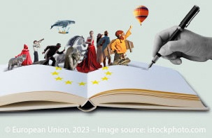 particolare del banner raffigurante un libro aperto con le stelle della ue e una mano con una penna che scrive