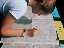 immagini di una ragazza che annota un annuncio di lavoro