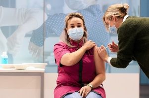 immagine di una giovane donna che si vaccina