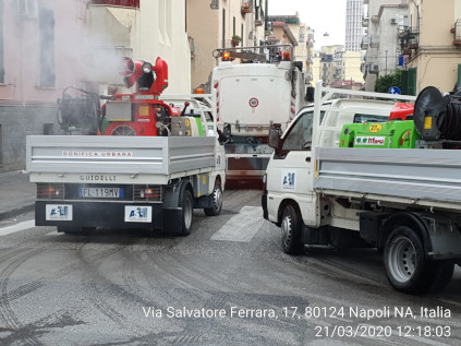 Un operatore mentre pulisce una strada