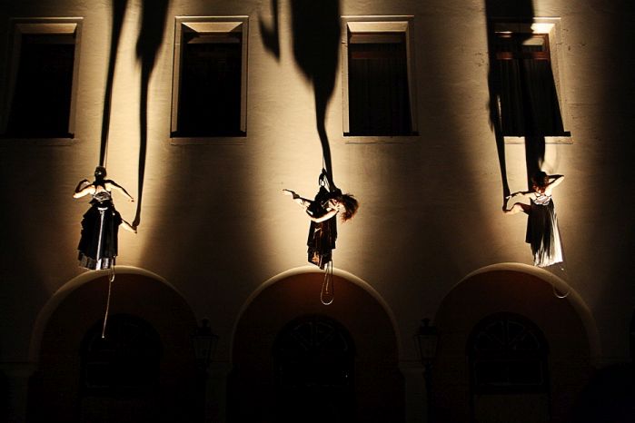 La danza verticale di Forme Uniche per il gran finale di Wine&Thecity 2017