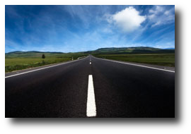 immagine di una strada dritta vuota