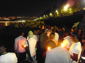 immagine della commemorazione con il lancio dei fiori in mare
