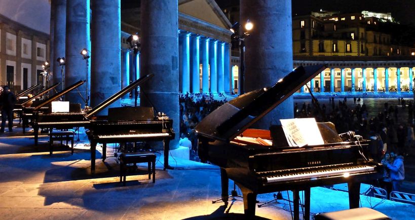 Diversi pianoforti in primo piano a piazza del Plebiscito
