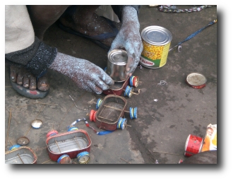 mani che creano giocattoli con materiali riciclati