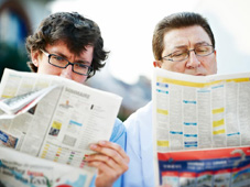 logo del programma erasmus plus e immagine di giovani che saltano con le mani in aria