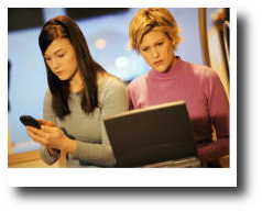 immagine di due donne con telefonino e pc