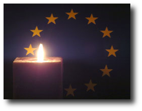 immagine di una candela accesa con sfondo bandiera UE