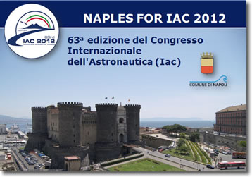 antico castello e sullo sfondo il mare 