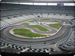 circuito automobilistico ricostruito sul campo di gioco di uno stadio di calcio