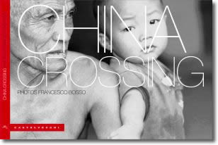 foto in primo piano di un uomo anziano e un bambino dai tratti orientali