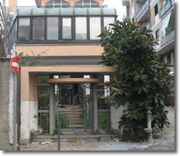 ingresso di una lussuosa villa definita "villa di Bambu"