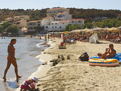 foto di una spiaggia con ombrelloni