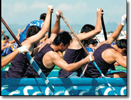 ragazzi che remano durante una regata