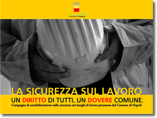 primo piano delle mani di un uomo che stringono un casco da operaio