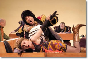 un uomo ed una donna impegnati in una scena dello spettacolo