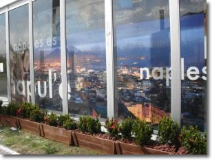 lo stand del Comune di Napoli a Monterrey, visto dall'esterno