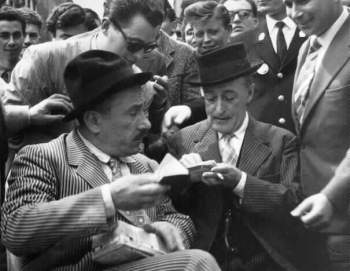 peppino de filippo e totò che firmano autografi tra una moltitudine di ammiratori