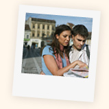 foto di due persone che consultano una cartina