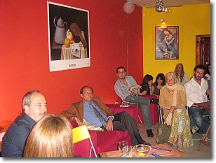 persone sedute in una sala