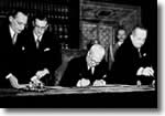 Il Presidente della Repubblica Enrico De Nicola firma la Costituzione, che sarà in vigore dal 1 gennaio 1948.