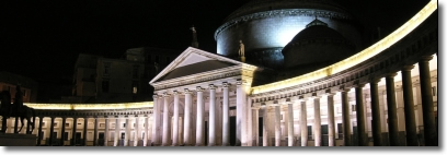 una foto notturna di piazza del Plebiscito