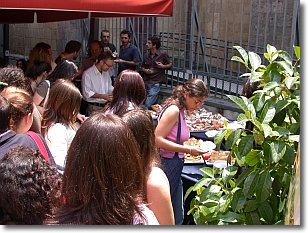 ragazzi mangiano ad un buffet all'aperto