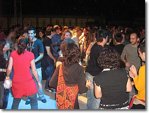 ragazzi ballano in una discoteca