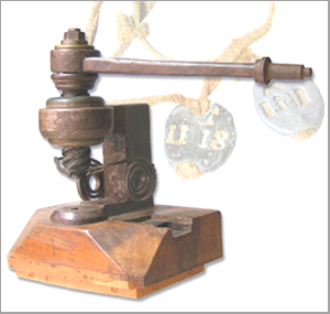 Real Casa Santa dell'Annunziata, fondo degli esposti - Torchio per l'impressione del numero di matricola sulle medagliette assegnate ai bambini ospiti del brefotrofio