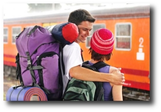 foto di un ragazzo e ragazza in partenza