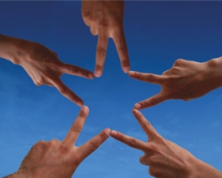 Dita delle mani che si toccano per formare una stella