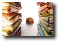 Immagine di un uomo che guarda una pila documenti d'archivio 