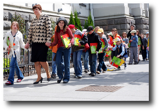 immagine di bambini con insegnante