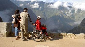 Immagine di un turista su una sedia a rotelle