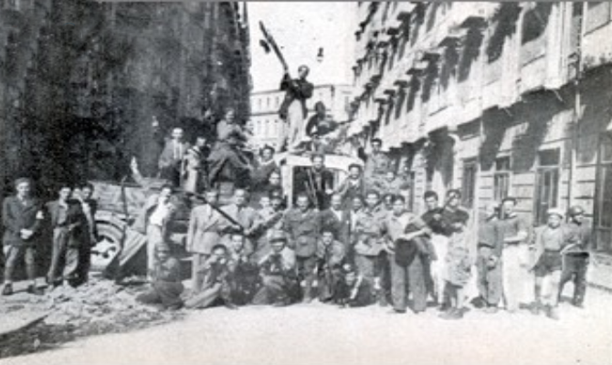 Un'immagine d'epoca delle Quattro Giornate di Napoli