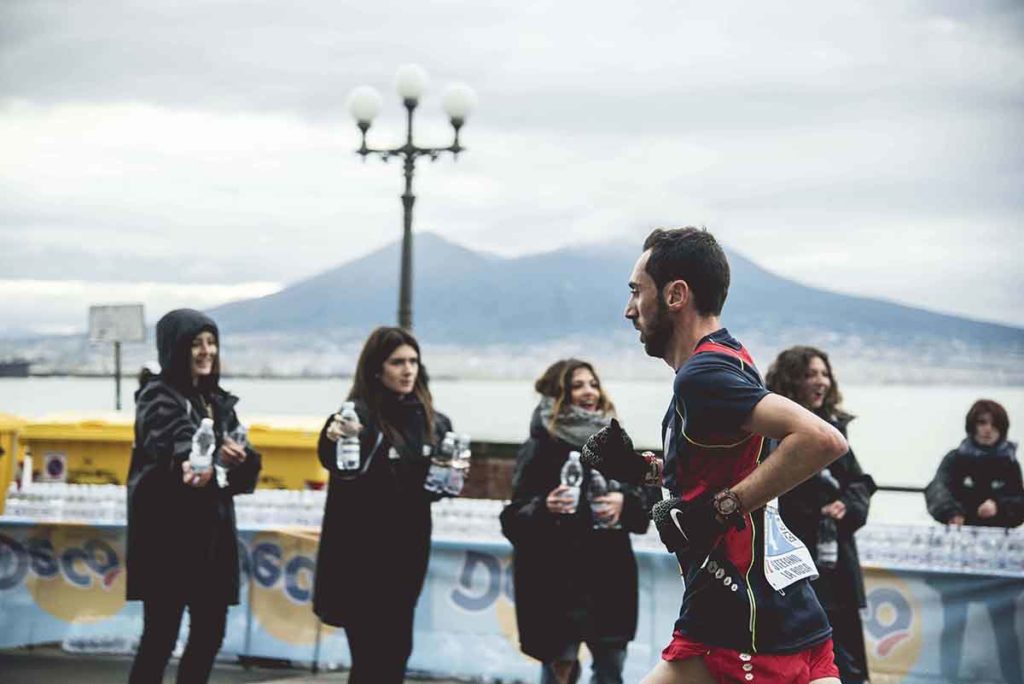 Foto di un maratoneta con il Vesuvio sullo sfondo