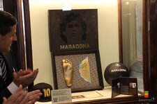 Saluto del Sindaco Manfredi al dono del calco del piede di Maradona da Stefano Ceci al Caffè Gambrinus