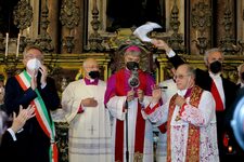 Un momento della celebrazione al Duomo e della processione