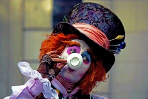 Un artista si esibisce in strada