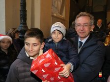 A Palazzo San Giacomo è iniziata la distribuzione dei Giocattoli Sospesi