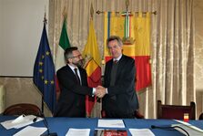 Un'immagine della firma dell'accordo in sala Giunta a Palazzo San Giacomo