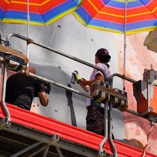 Inaugurato a Scampia, alla presenza di Dori Ghezzi, il murale dedicato a Fabrizio De André dipinto da Jorit con Trisha Palma