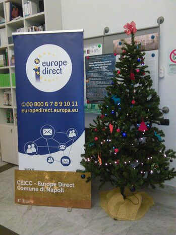 Foto dell'albero di natale del ceicc e banner con logo europe direct napoli