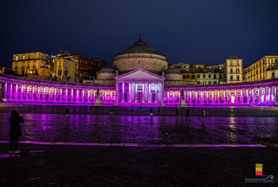 Illuminato di rosa il colonnato della chiesa di San Francesco di Paola