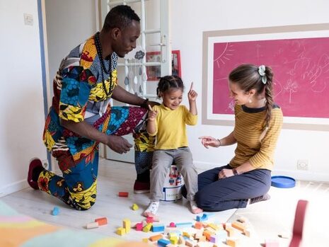 immagine di un padre e un figlio che gioca